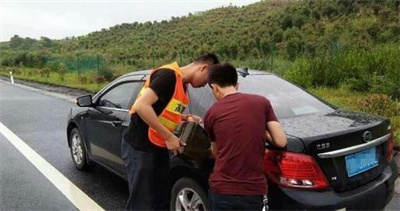 阿合奇永福道路救援